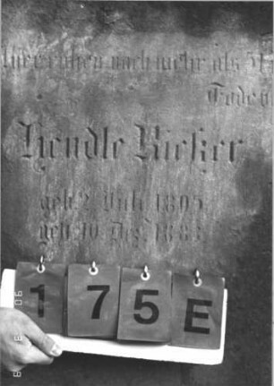 Grabstein 175 (Index: 99786068) Zustand: Vorderseite: obere Hälfte und Ränder abgeblättert Maße HxBxT: 163x94x27 cm Besonderheit: Doppelgrab (für Eheleute?): Grabstein 175E (2)