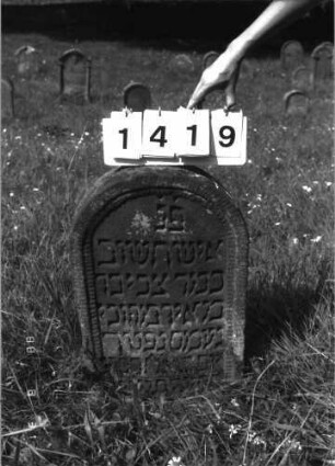 Grabstein 1419 (Index: 100098105) Maße HxBxT: 72x45x14 cm: Grabstein 1419