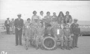 Gruppenfoto mit Rabbiner an Deck des Hochseepassagierdampfers "Bremen"