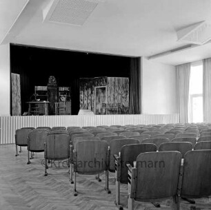 Waldreitersaal: vor Einweihung: Innenansicht: vorn Gestühl: hinten Bühne mit Kulissen für die Eröffnungsvorstellung