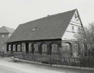 Neugersdorf, Umgebindehaus : Neugersdorf. Wohnhaus (2. Hälfte 19. Jahrhundert), Spreequellstraße 23. Straßenansicht mit Einfriedung