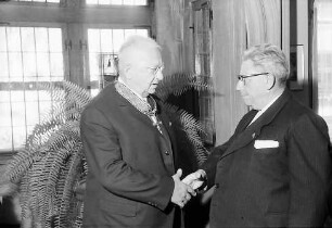 Freiburg: Regierungspräsidium; Bundesverdienstkreuz für Georg Menges; Regierungspräsident Dichtel überreicht es