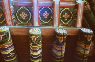Bemalte Deckenbalken vermutlich in einem buddhistischen Tempel