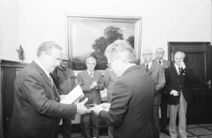 Freiburg: Regierungspräsidium; Bundesverdienstkreuz für Wilhelm Widerhold überreicht durch Wirtschaftsminister Eberle