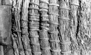 Bienenzucht in Sabrodt : Handwerkstechniken - Bienenzucht und Wachszieherei. Ort: Zabrod / Sabrodt. Detail des Bienenstocks aus Stroh ("Bienenkorb")