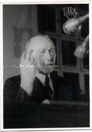Konrad Adenauer spricht auf einer Wahlkundgebung der CDU in Berlin