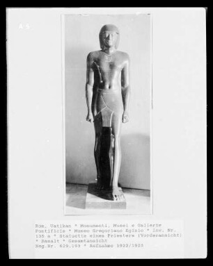 Statuette eines Priesters