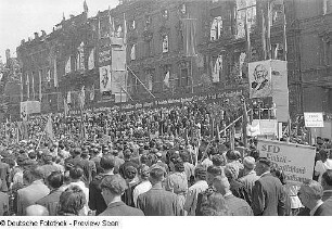 Aufnahmen von den Feierlichkeiten zum 1. Mai 1946 in Berlin : Mai-Kundgebung vor der Tribüne am Berliner Schloss