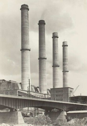Trattendorf, Kraftwerk, Neubauteil, Schlote und Brücke für Braunkohlenzüge