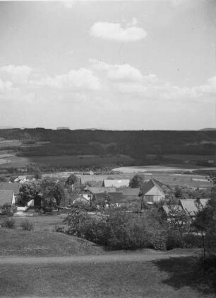 Cotta, Ortsansicht : Cotta. Familie Wolf (Bauer). Blick über Kleincotta nach Osten zum rechten Gottleubahang