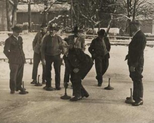 Oberbayern. Männer beim Eisstockschießen auf dem Schliersee in den bayrischen Alpen