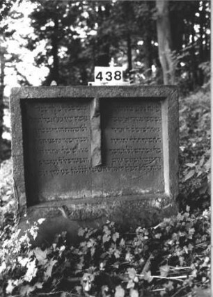 Grabstein 438 (Index: 100113527) Material: Sandstein Maße HxBxT: 97x94x10 cm Besonderheit: kulturhistorisch besonders wertvoll / hist.-wiss. Gründe (Alter); - Doppelgrab: Grabstein 438