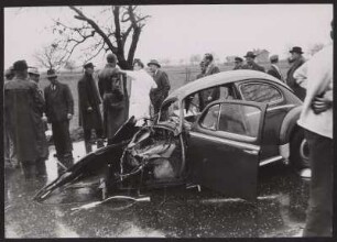 Unfallort mit Autowrack eines Volkswagens