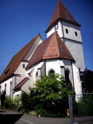 Ansicht von Ostsüdosten mit Kirche (Kirchturm im Kern Romanisch - Chor und Langhaus 1469 neu erbaut) in ehemaligem Kirchhof (Kirchhofmauer im 19 Jh abgetragen)