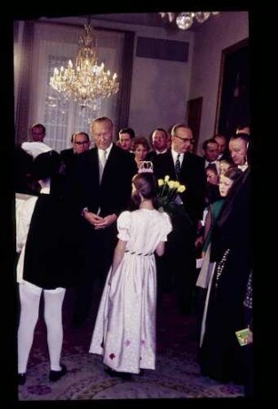 Kanzler m. Waisenkindern 5.1.63.