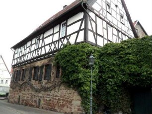 Stadtbild - Ehemalige Huttensche Kemenate - Pfarrhaus- über Traufseite mit Fachwerkaufbau