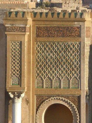 Meknes - Stadttor Bab el-Mansour : Das 1732 erbaute Stadttor Bab el-Mansour gehört zu den wichtigstens historischen Sehenswürdigkeiten in Meknes, aufgenommen am 28. Oktober 2010