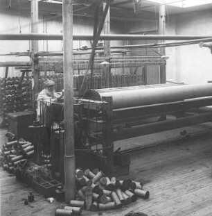 Aufbäumen der Kette : Technikgeschichte | Technologie | Fasern, Gespinste und Gewebe | Teppichweberei, Vereinigte Smyrna-Teppichfabriken AG, Cottbus | Knüpf-Teppiche
