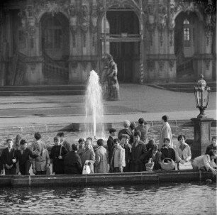 Dresden-Altstadt. Zwinger (1709-1728; M. D. Pöppelmann, B. Permoser). Jugendliche an einem Brunnenbecken im Zwingerhof