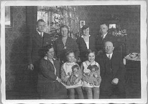 Weihnachten zu Hause bei Anna und Gustav Schulze, mit dem Schwiegersohn Erich Scharf (links stehend), der Tochter Gertrud Scharf (2. von links stehend), der Schwiegertochter Magdalene Schulze (2. von rechts stehend), dem Sohn Rudolf Schulze (rechts stehend), den Enkelinnen Ingeborg (2. von links sitzend) und Annelies Scharf (2. von rechts sitzend)