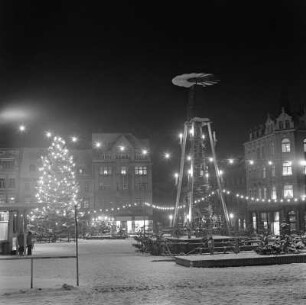 Annaberg, Markt zur Weihnachtszeit : Annaberg-Buchholz. Marktplatz mit Pyramide und Weihnachtsbaum. Winteraufnahme