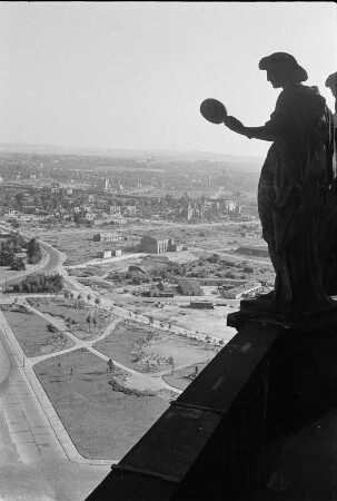 Dresden. Von Trümmern beräumte Flächen in der Innenstadt. Blick vom Rathausturm, rechts allegorische Figur "Wahrheit"