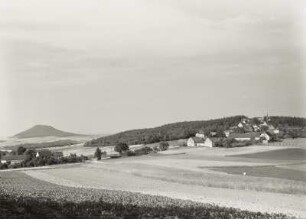 Jauernick-Buschbach, Teilansicht des Ortes mit Landeskrone und Kreuzberg von Südwesten