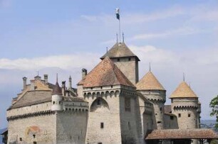 Montreux - Burg Chillon : Mauern und Türme der Wasserburg Château de Chillon bei Montreux, aufgenommen am 19. Mai 2010 vom Genfer See aus