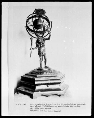 Astronomische Uhr, Atlas, den Himmelsglobus tragend
