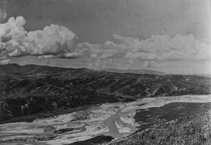 Das Vjosatal : Blick auf das Tal des Flusses Vjosa mit Gebirge im Hintergrund