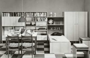 Anbauwand : Wohnzimmermöbel . Eßtisch (1974; VEB Möbelkombinat Hellerau) mit Stühlen vor Anbauwand