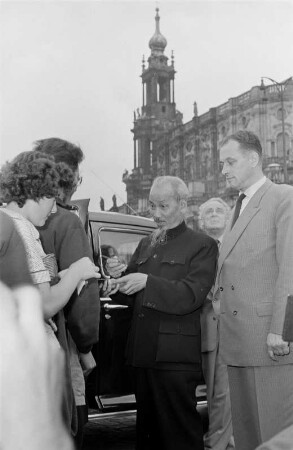 Dresden-Altstadt. Hồ Chí Minh, Präsident der Demokratischen Republik Nordvietnam, auf dem Theaterplatz