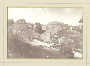 Bildersammlung, Motiv Geländeübungen der 11. Kompanie: Marsch, in Gefechtsstellungen, Sturmlauf in voller Ausrüstung gegen in Reihe kniender schiessender Soldaten auf Feuerbacher Heide
