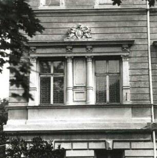 Cottbus, Parzellenstraße 2. Verwaltungsgebäude (Justiz, E. 19. Jh.), Fensterpaar (1. Obergeschoss)