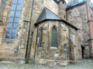 Stadtkirche - Chor von Nordosten mit Sakristei (mit Strebepfeilern) sowie eingelassenem Treppenturm zum Querhaus