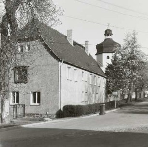 Stadtteilansicht mit Wohnhaus und Turm der St. Martinskirche