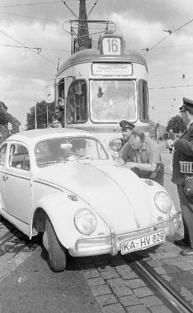 Verkehrsunfall zwischen einer Straßenbahn und einem PKW.