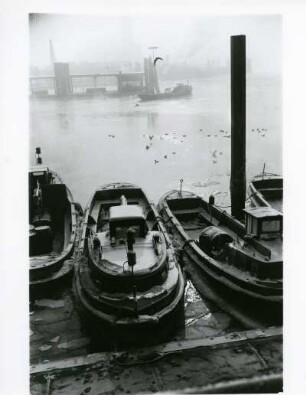 Hamburg. Hafen. Winter. Schlepper liegen im teilweise vereisten Hafenbecken vor Anker