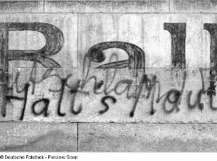 Dresden-Pieschen, Kötzschenbroder Straße 1. Ballhaus Watzke. Detail: Inschrift an der Elbfront