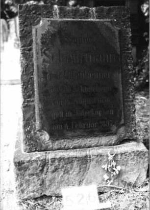Grabstein 526 (Index: 99630027) Material: Granit mit geschliffener Platte Zustand: gut Maße HxBxT: 154x60x6 cm Beschreibung: Stele auf Sockel mit Segmentbogenabschluß, Schriftplatte: Grabstein 526