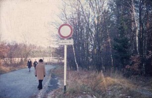 Fußgänger an der Berliner Mauer im Spandauer Forst nahe Eiskeller