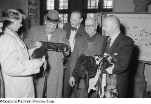 Besucher während einer Führung in der Kürschner-Ausstellung im Alten Rathaus