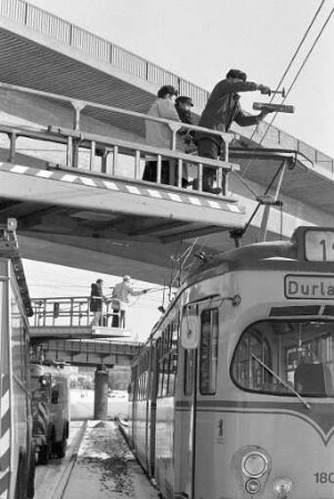Kälteeinbruch mit Vereisung der Straßenbahn-Oberleitungen