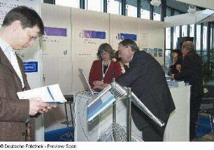Tagungsteilnehmer vor dem Messestand Deutscher Bibliotheksverband e. V.