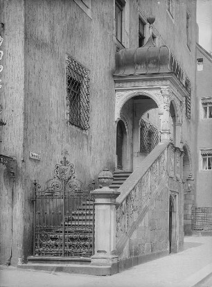 Oschatz, Rathaus : Oschatz. Rathaus, Neumarkt 1. Freitreppe mit offener Laube und Gittertor