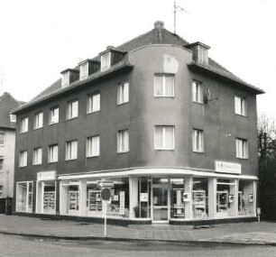 Coswig, Kötitzer Straße 3. Wohnhaus mit Ladeneinbau (1920/1929). Eckansicht