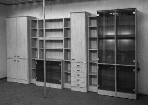 Anbauwand : Leipzig. Leipziger Herbstmesse (Vormesse), 1986. Anbauwand. Holz, folienbeschichtet in Eschenholzoptik (1986; VEB Möbelkombinat Berlin (MKB))