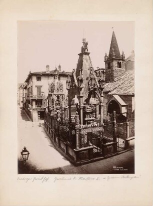 Scaliger-Grabmäler, Verona Grabmal des Mastino II.: Ansicht des Monuments, im Hintergrund das Marmormonument des Cangrande I, rechts Teilansicht der Santa Maria Antica