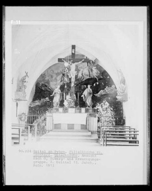 Kreuzigungsgruppe mit Maria und Johannes zu beiden Seiten des Kreuzes