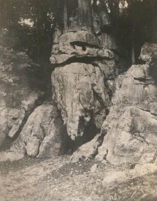 China. Höhle der 1000 Buddhas bei Hangzhou. Außenansicht mit aus Stein gehauenen Elefanten und Buddha